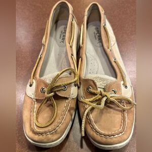 Sperry woman’s tan & cream boat shoes. Size 8.5